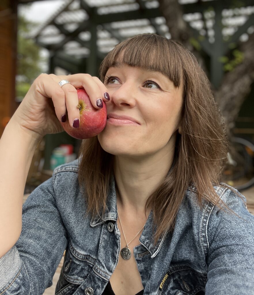Kristina Birk-Vellemaa õunaga üles vaatamas