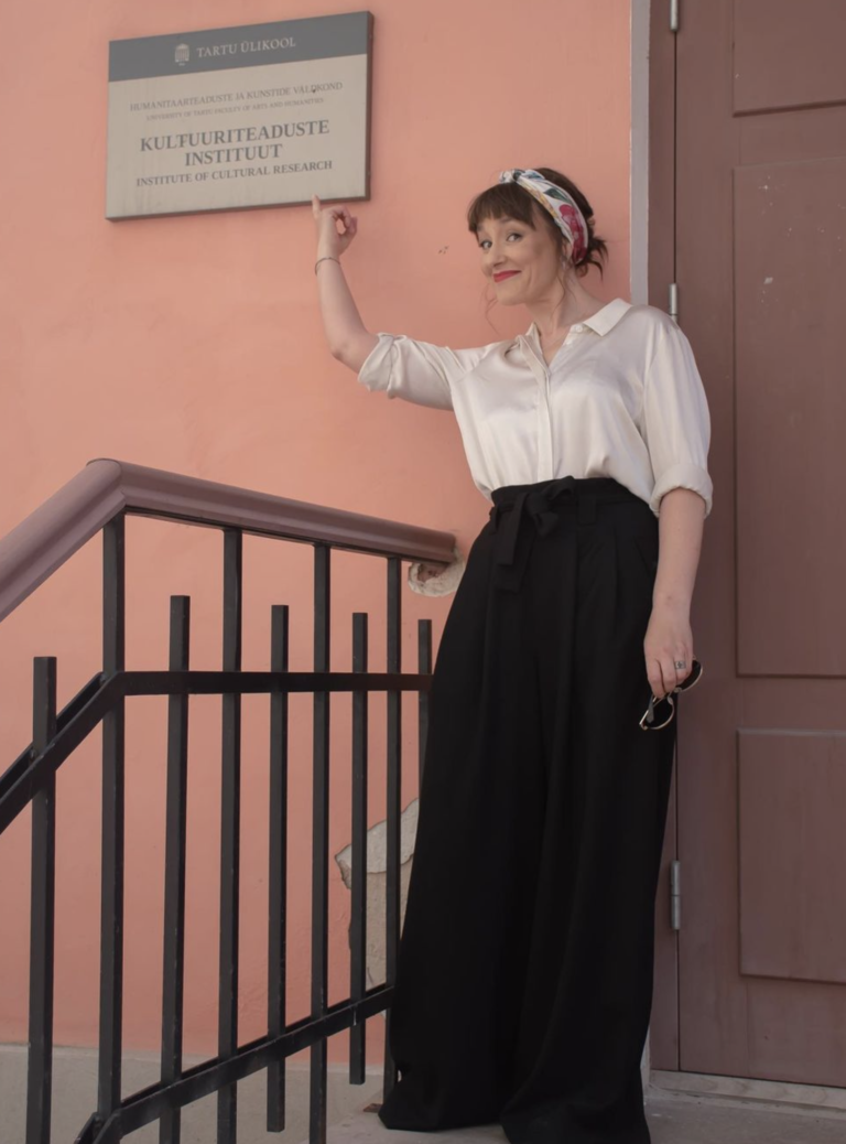 Seksuoloog Kristina Birk-Vellemaa seismas Tartu Ülikooli treppidel